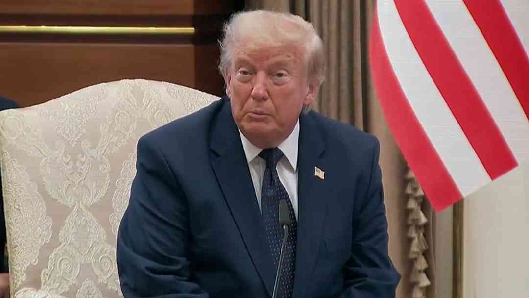 Trump no usa el avión regalado por Qatar y viaja en el modelo anterior para viaje a Reino Unido hoy | ViX