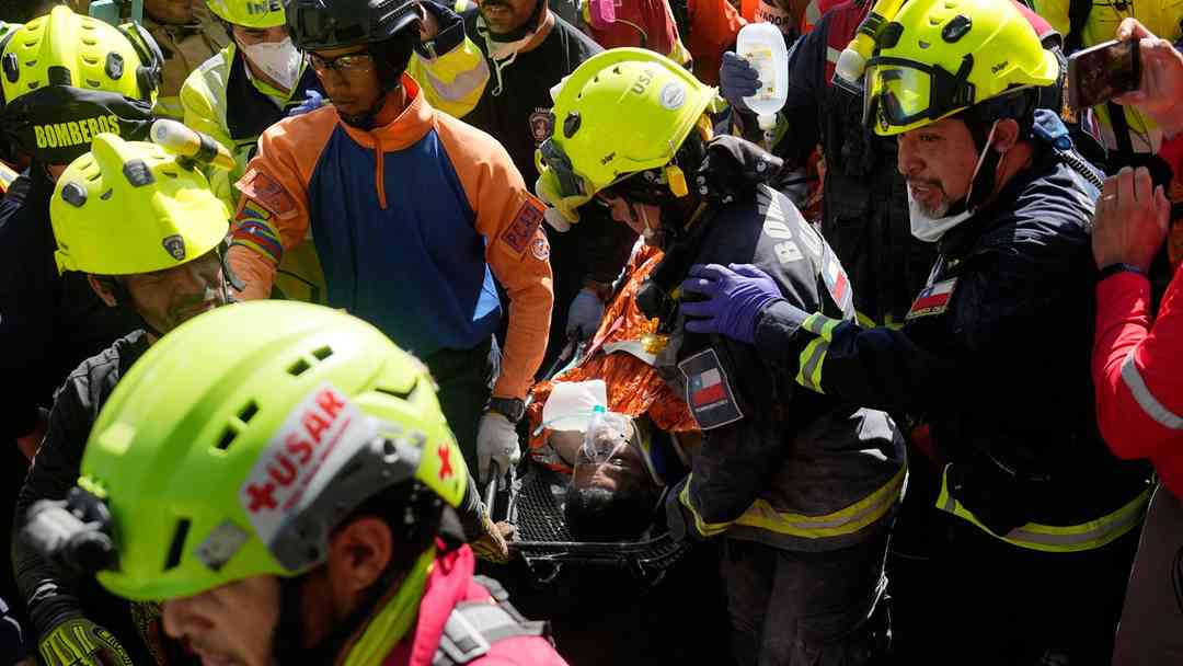 Bomberos de Chile y Miami revelan el milagroso rescate de Hernán Gil tras 8 días bajo escombros en Venezuela | ViX