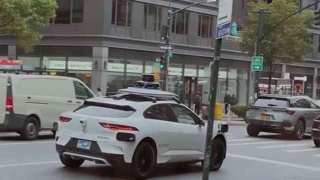 Auto autónomo Waymo detecta conducta sospechosa y retiene a dos adolescentes en California | ViX