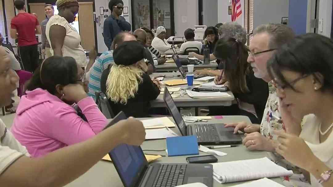 ¿Víctimas de estafas migratorias pueden solicitar la reapertura de su caso para frenar deportaciones? | ViX