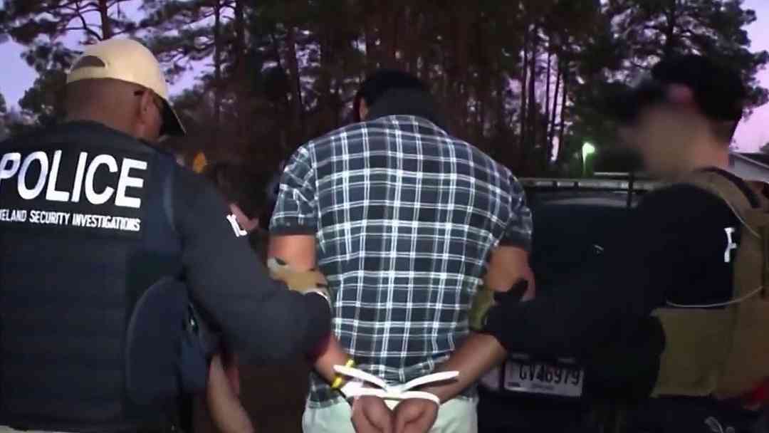 "Quisiera que ICE los tratara como lo que son: humanos": Denuncian condiciones precarias en centro de detención ICE en Kentucky | ViX