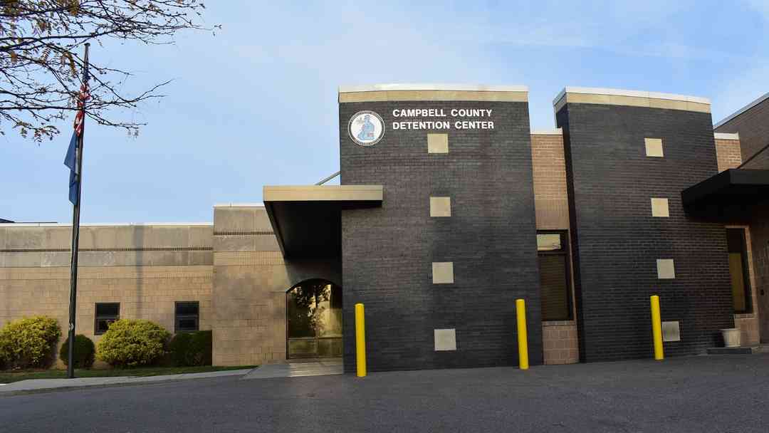 "Hoy nos dieron leche vencida": Las denuncian en torno a un centro de detención en Kentucky; ICE responde | ViX