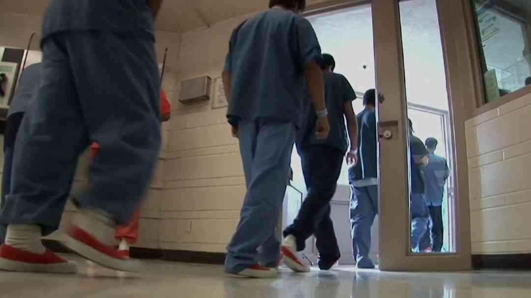 Inmigrantes denuncian presuntos abusos en centro de detención de Kentucky | ViX