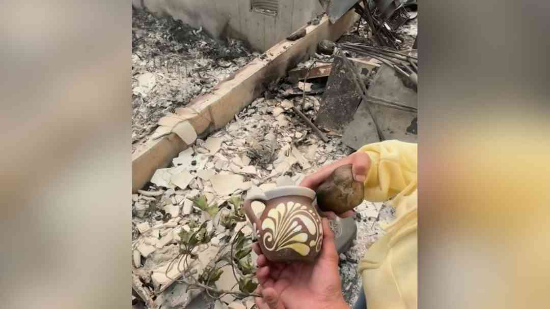 Incendios en Washington: Familia hispana logra recuperar una taza entre las cenizas de su hogar | ViX