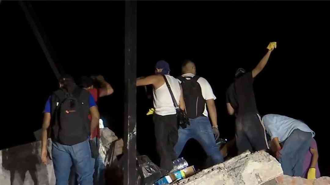 Así fue el momento en que voluntarios pidieron silencio durante el rescate de sobrevivientes del terremoto en Colombia | ViX