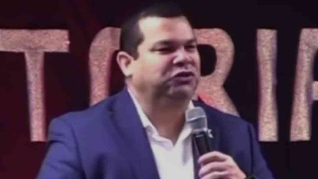 Pastor fue detenido por ICE al llegar al aeropuerto de Houston | ViX