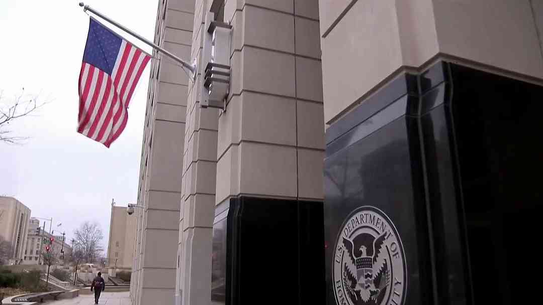 Hablemos de Inmigración: USCIS exige la presentación electrónica de formularios desde hoy | ViX