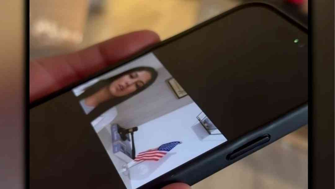 "Te convencen muy fácilmente": Madre de un migrante es estafada por una falsa abogada creada con inteligencia artificial | ViX