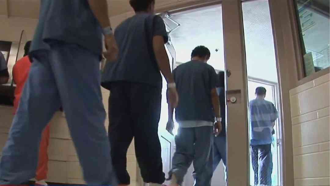 Avanza proyecto de ley en California para limitar precios abusivos en centros de detención ICE: ¿De qué se trata? | ViX