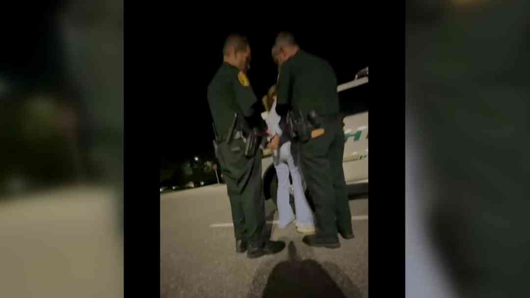 Madre e hija ecuatorianas son detenidas tras accidente mientras estaban en un hospital de Florida | ViX