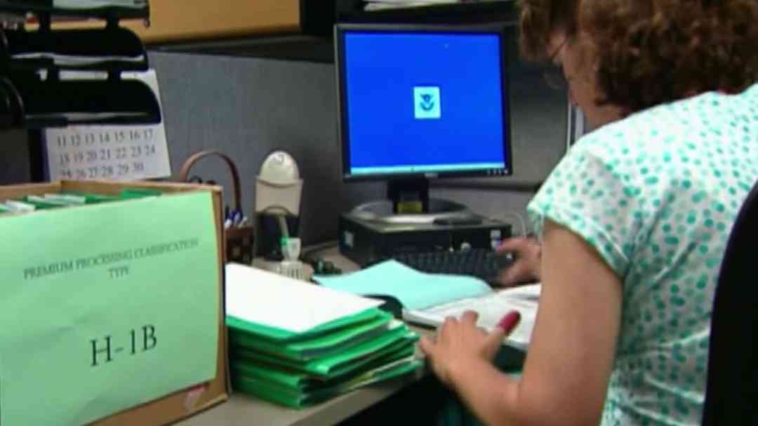 ¿La suspensión de citas para visas impacta a quienes tienen trámites de residencia en proceso y están dentro de EEUU? | ViX