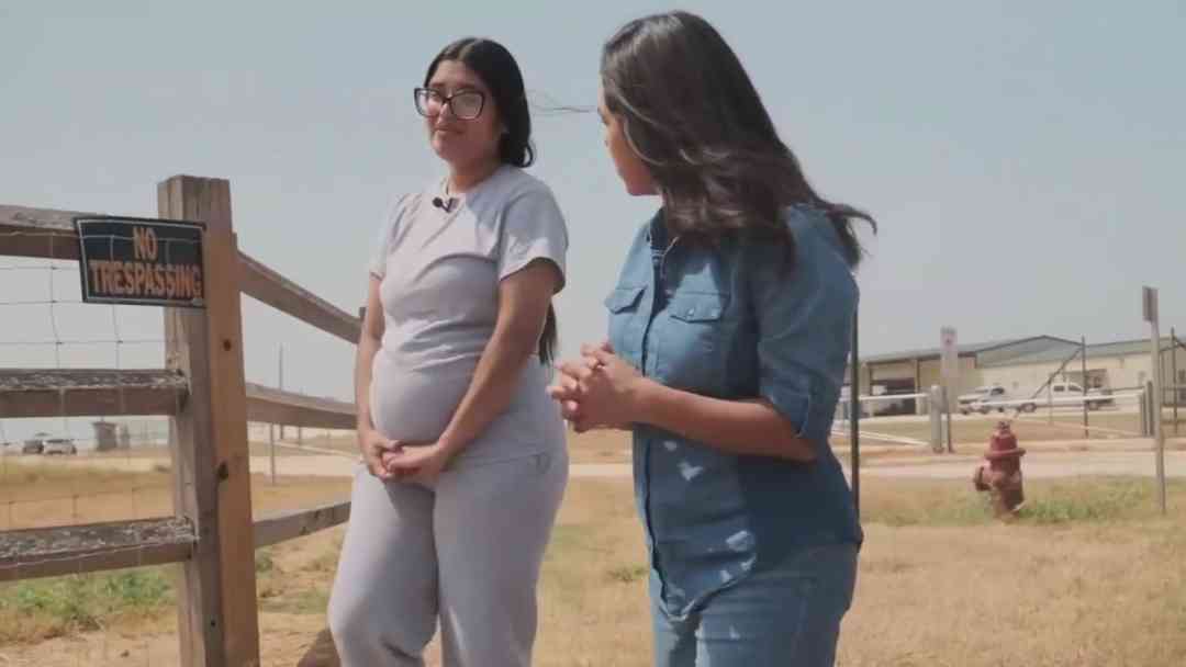 Recupera la libertad Laura Rojas, joven madre con un embarazo de alto riesgo que estuvo detenida con su hijo en Dilley | ViX