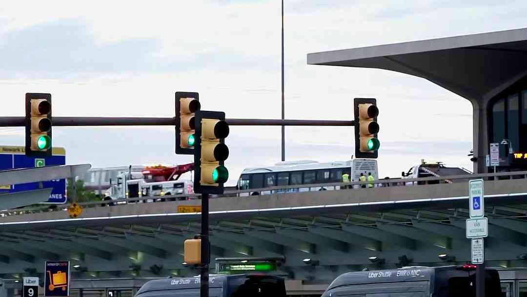 Autobús choca en la Terminal B del Aeropuerto de Newark y deja 13 heridos | ViX