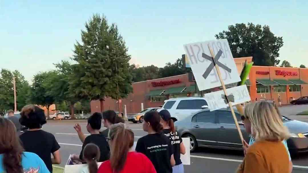 Protestan por operativo de ICE con decenas de detenidos por ICE en club nocturno de Memphis | ViX