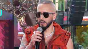 Yandel da un adelanto de lo que será su exclusivo musical con violines