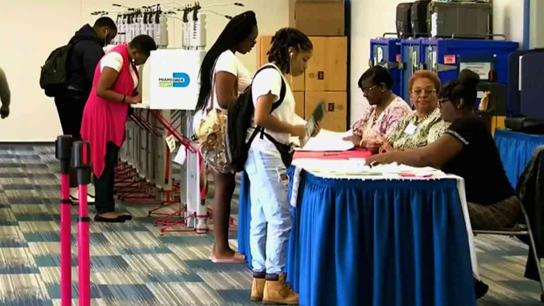 Organizaciones presentan demanda federal para evitar presencia de ICE en centros de votación; ¿Qué alcance podría tener? | ViX