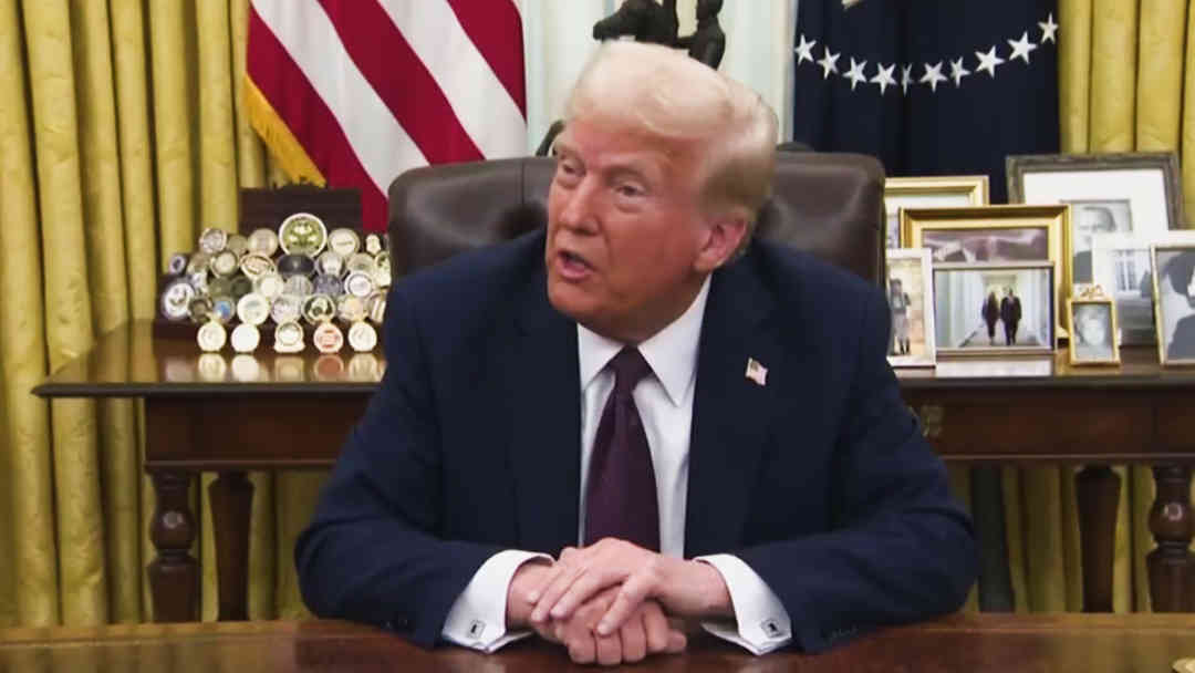 ¿Se está vulnerando la primera enmienda de libertad de prensa?: Especialistas analizan el veto de Trump a tres medios | ViX