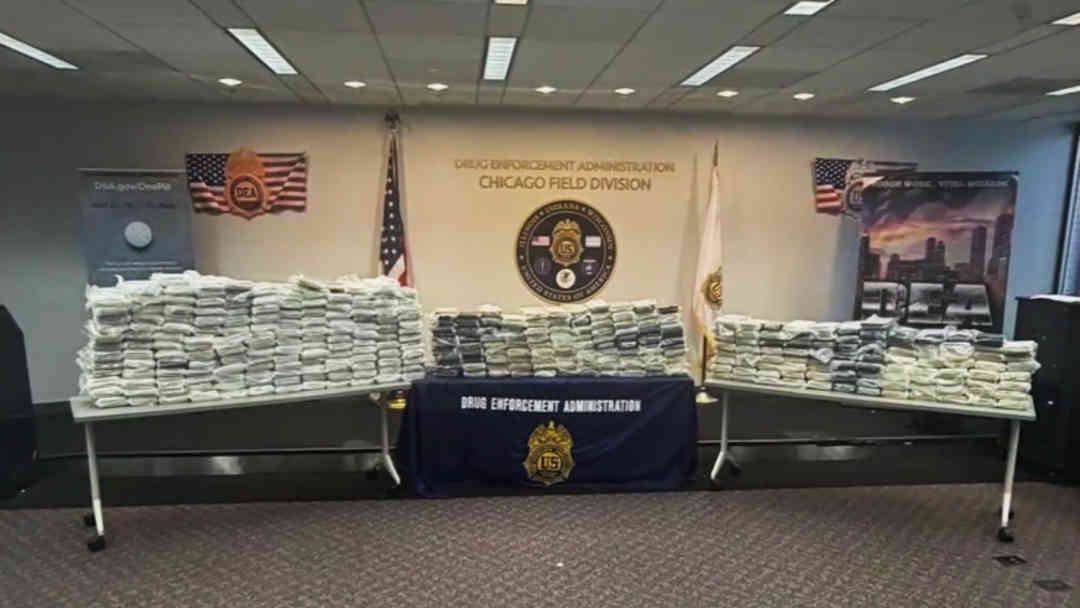 La DEA decomisa cocaína y dinero en efectivo en operativo realizado en Chicago; dos hombres fueron arrestados | ViX