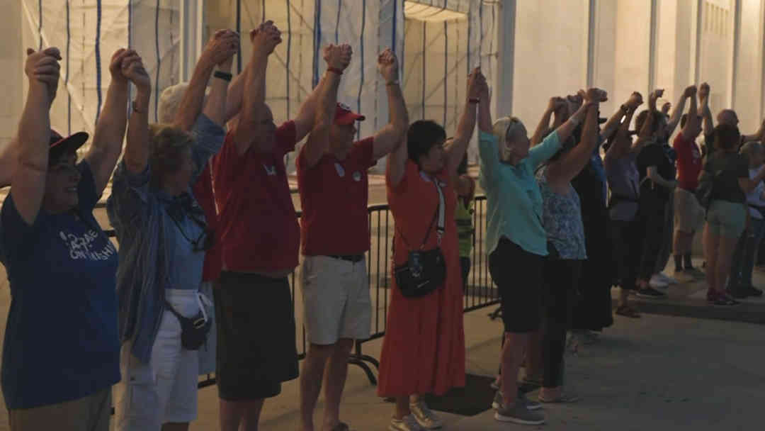 Protestan con cadena humana en el Kennedy Center para protegerlo de los planes de demolición de Donald Trump | ViX