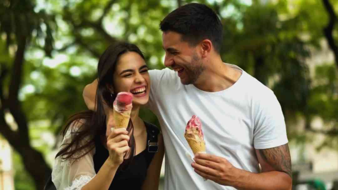 Crisis económica y altos costos de vida obligan a las parejas a reinventar sus citas para cuidar sus bolsillos | ViX