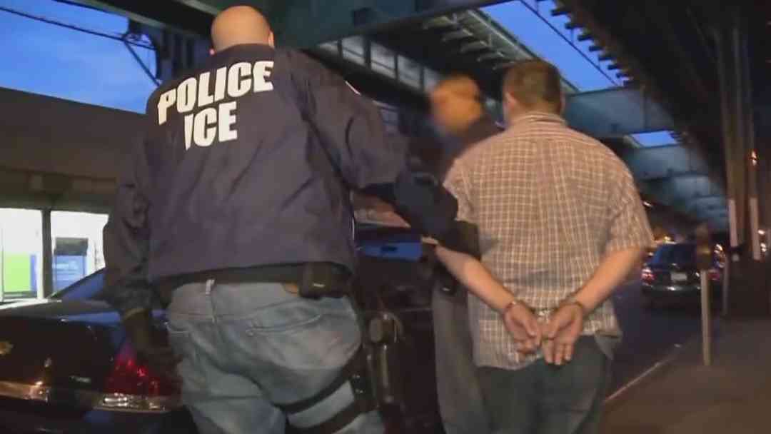 Guía migratoria: Esto es lo que debes saber si ICE toca a tu puerta | ViX