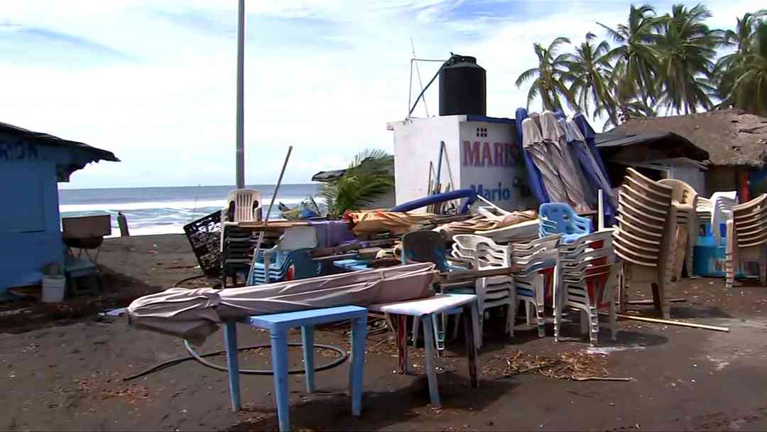 Habitantes en una playa de México buscan sus pertenencias entre la arena por oleaje intenso del huracán Simon | ViX